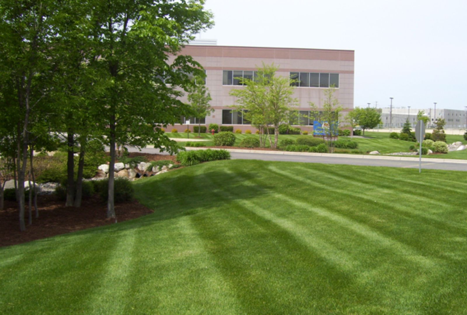 commercial lawn maintenance services in twin cities mn